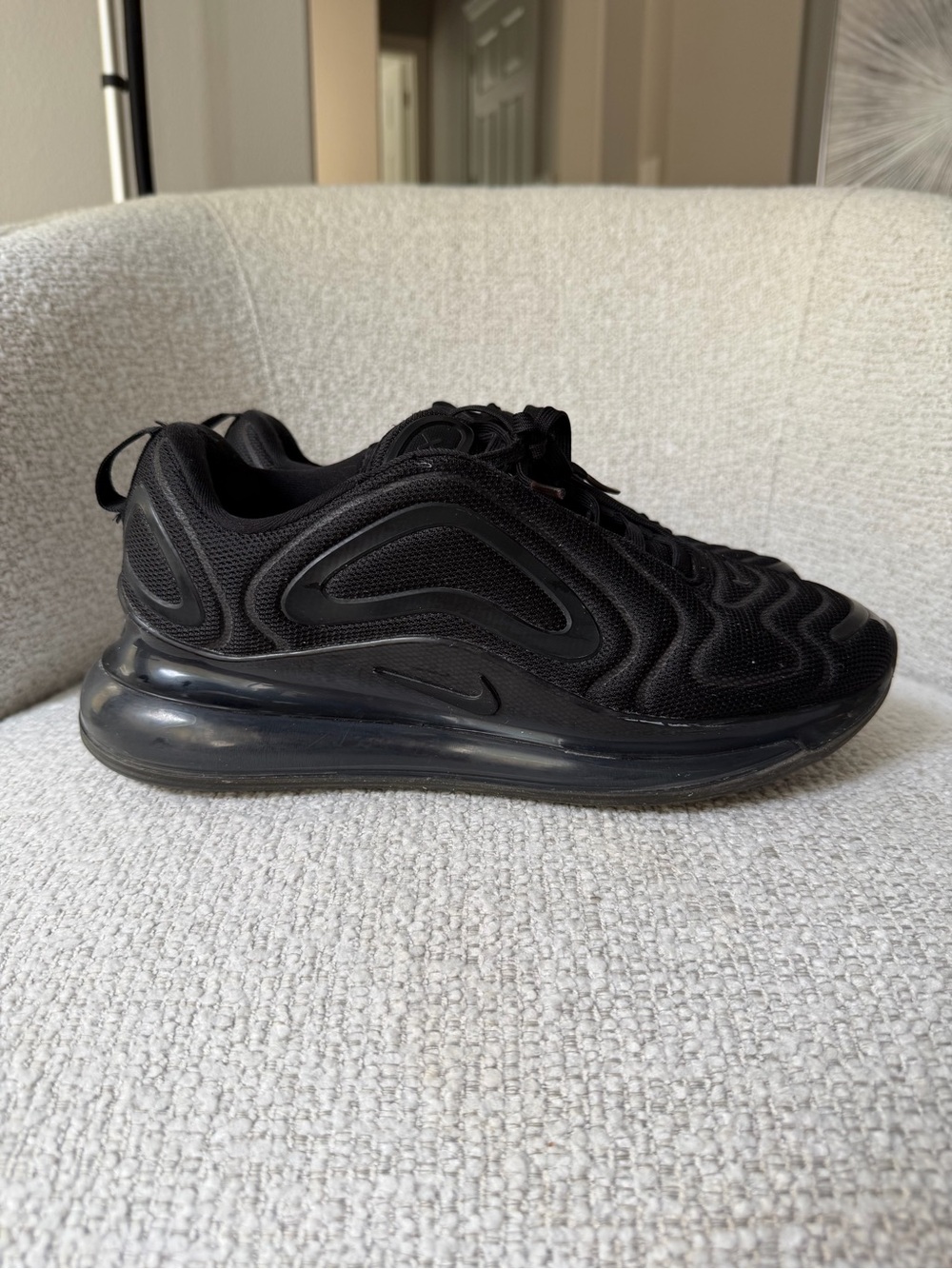 Nike men's All-Black Air Max 720 Sneakers like new